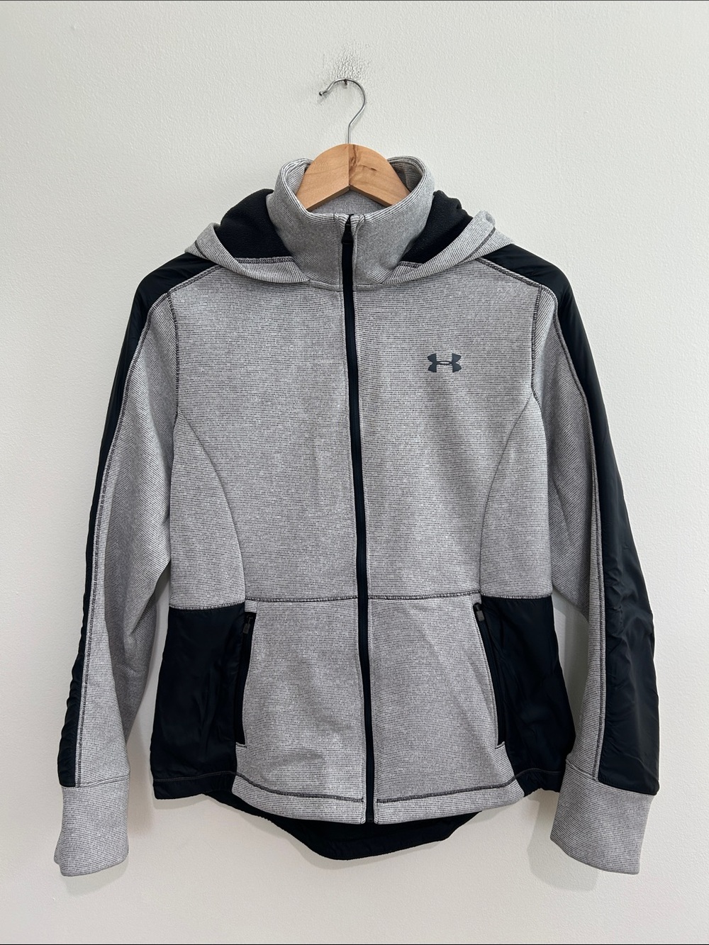 Under Armour Women’s Gray and Black Full-Zip Performance Hoodie Size Medium EUC